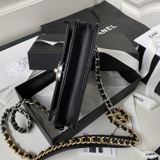 First Bag Ru CHANEL CHAIN 19 ON WALLET 0809